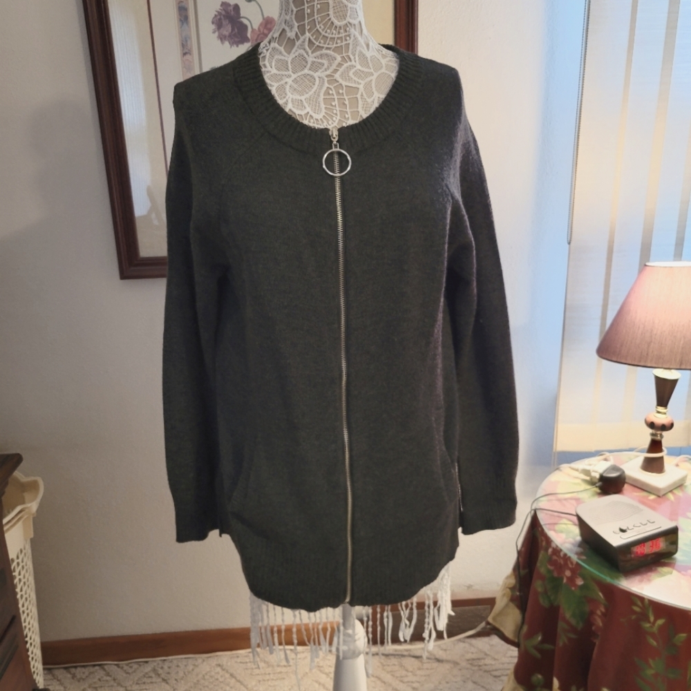 Cable & Gauge gray zip up tunic sweater.